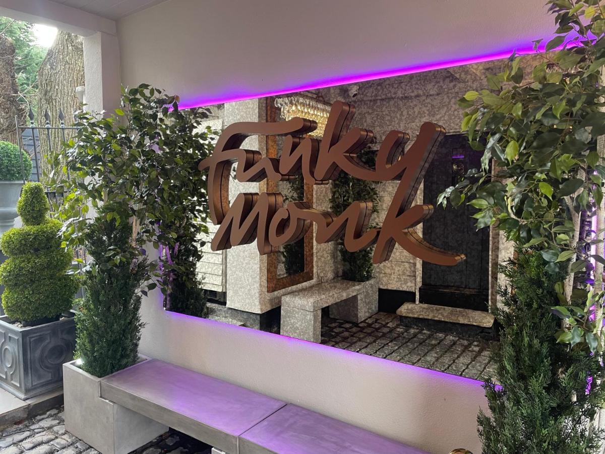 Funky Monk Hotel Epping Esterno foto